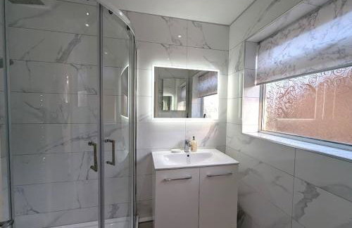 A cosy & stylish two-bed bungalow with garden & parking, close to a shopping centre, motorways and bus stops - Foto 16