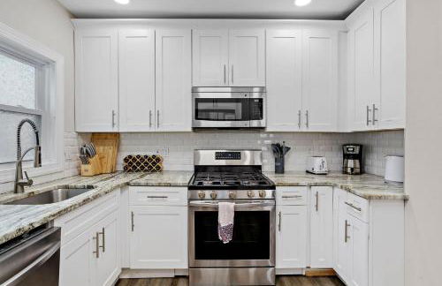 Beautifully Renovated 6BR 2BA 2 Blocks to Beach - Foto 51