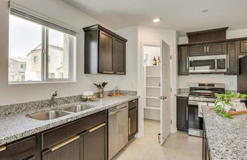 5 Mi to Vegas Strip Family Townhome Near Parks! - Foto 7