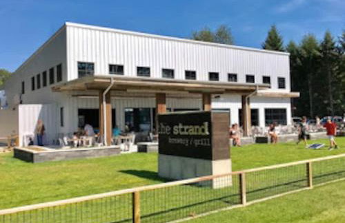 Sister Lakes Lakeside House - Sleeps 16 - Foto 2