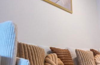 Cozy 1BR with Private Balcony, Gym, Pool & Workspace - Foto 30