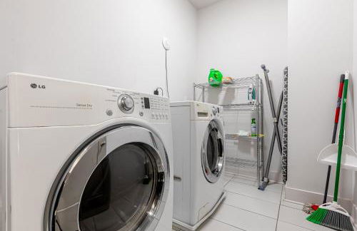 Modern Luxe Townhome with Rooftop Cinema - Foto 11