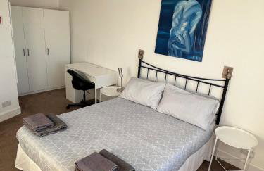 Spacious 2 bedroom flat nearby train and bus station - Foto 18