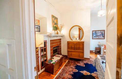 Step Back in Time Charming Victorian with Modern Amenities - Foto 29