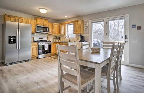 Renovated Logan Home with Pond and Fire Pit - Foto 7