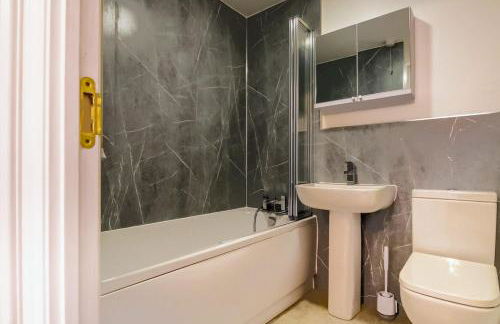 Grange House - Sleeps 6 - Driveway parking, Self-Check-In, Fast Wifi and Sky TV by Yoko Property - Photo 11