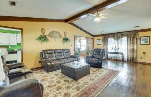 Pool and Large Covered Patio! Decatur Family Getaway - Foto 7