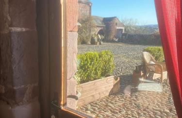 Historic converted byre in courtyard of 16C house - Foto 26