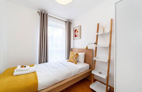 Bright 2BR flat off trendy Chiswick High Road - Photo 26