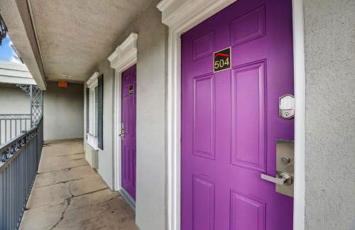 Bright modern studio featuring full kitchenette - Photo 15