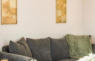 Spacious 5-Bedroom Home, Accommodates 10, Fast Wi-Fi & Parking Included - Foto 9