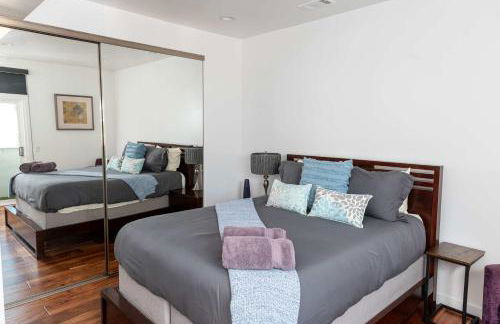 Chic SD Basecamp - Walk to Downtown - Foto 29