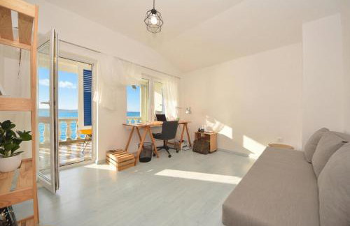Holiday Home Seafront Escape - Happy Rentals - Photo 22