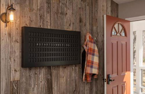 Chic Cabin with Hot Tub and Fire Pit - Foto 10