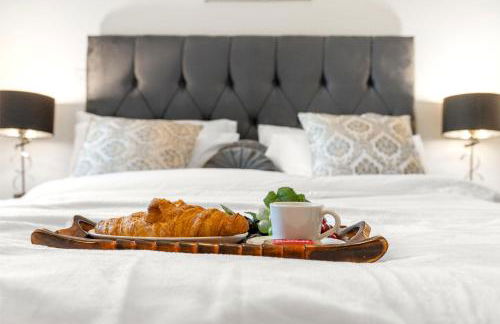 Two BDR Apt By Stay Aura Short Lets & Serviced Accommodation London With Free WiFi, Parking & 10 Min to Brentford Stadium - Foto 16