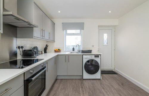 4BR New Build - Near Ferry Port - Great for Groups - Foto 14