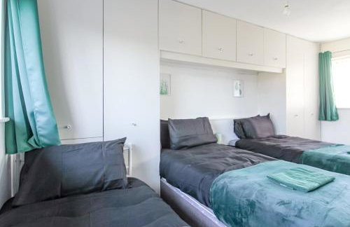 Modern 2BR Home in SK14, WIFI, Parking, Sleeps 5 - Foto 4