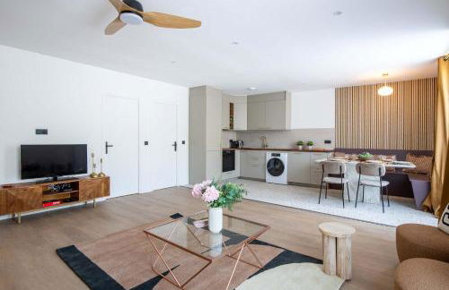 New- 8 pers devant le parc de la villette - Foto 13