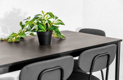 Two Bedroom Apartment - On Street Parking Available - Netflix - Wifi - Top Rated - 311M - Photo 8