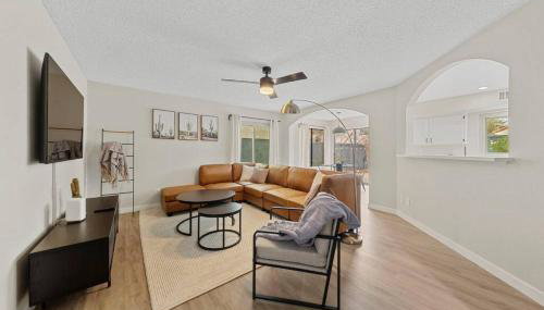 4Br Model Home w Pool and Pool table in Henderson - Foto 2