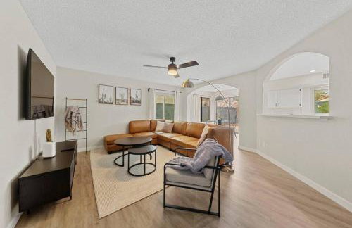 4Br Model Home w Pool and Pool table in Henderson - Foto 2