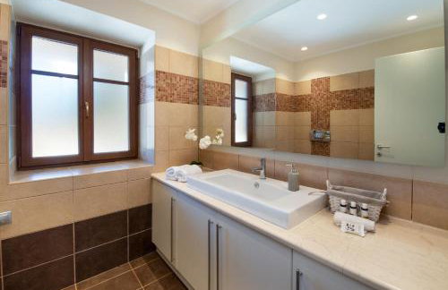 Villa Ozias a modern,spacious, swimmig pool villa. - Foto 30