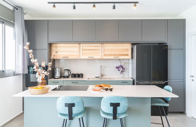 Sunlit Balcony & Coastal Charm by Sea N' Rent - Foto 23