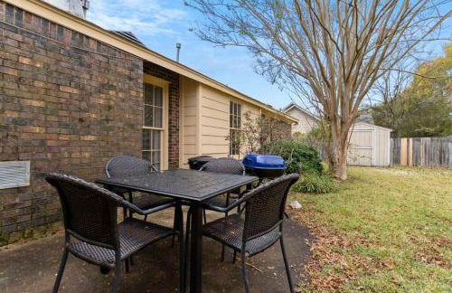 Large Fenced Yard near Midtown- Shamrock Stay - Foto 17