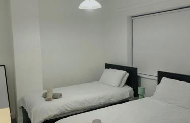 Modern 3-BR Home on Edge of City Center With Free Parking - Foto 18