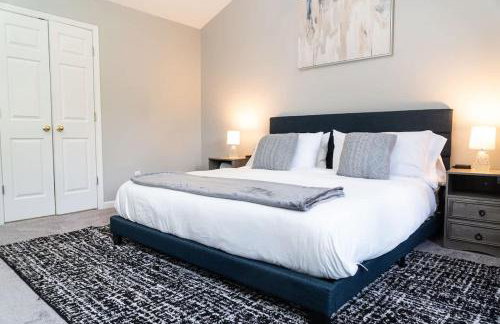 Spacious Vaulted 4BR Family Home Near Mall of GA Sleeps 12 - Foto 34