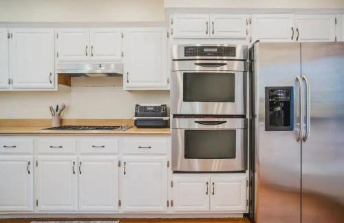 Monthly or Seasonal Large Petite Lake 44 Lakehouse Retreat with Private Pier and Hot Tub secluded Deep in the Woods - Foto 8