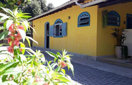 Casa com amplo quintal, churrasqueira e área verde - Foto 1