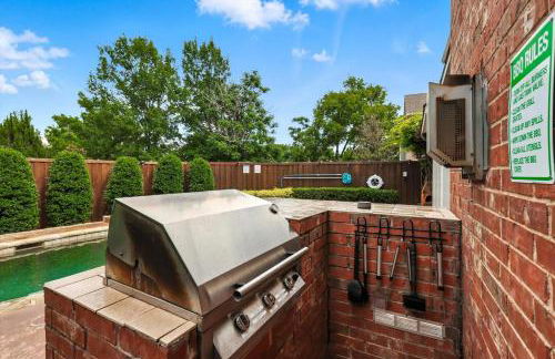 Lewisville Luxe Pool Getaway - Patio BBQ TV Room - Foto 44