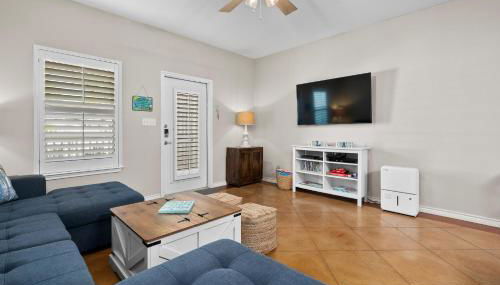 Sunny Townhome with Pool Access about 1 Mi to Beach - Foto 4
