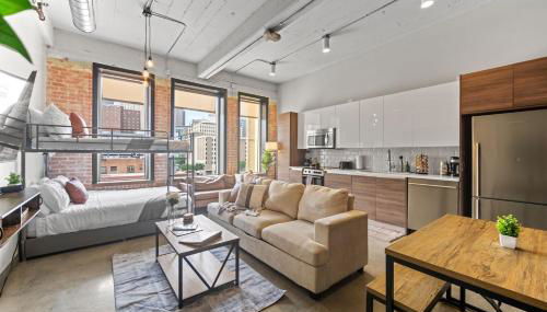 Stunning Downtown Apartment with Pool, Laundry, Parking - Foto 5