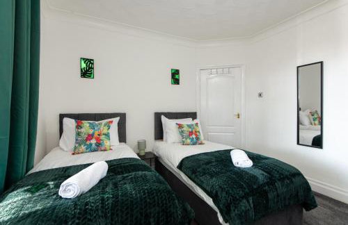 Large House for Groups with Huge Driveway - FREE PARKING - Photo 30