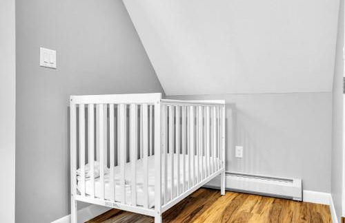 Maine Pondfront Home Sleeps 22 - Pool & Hot Tub - Photo 34