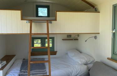 Luxury Shepherds Hut near Glamorgan Coast - Photo 10