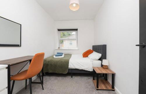 Large Modern Home, Free Parking, Families and Contractors Welcome - Foto 21