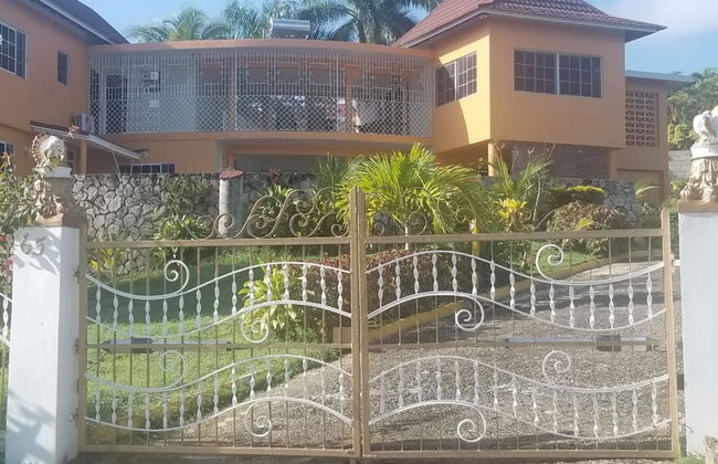 Holiday House at Villa Montego - Photo 1