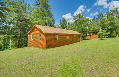 Lakefront Cabin with Dock, Fire Pits in Danbury! - Foto 22