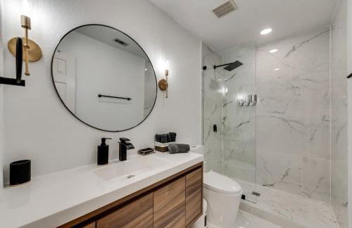 Modern and Luxury DFW Mansion with Backyard Oasis - Foto 9