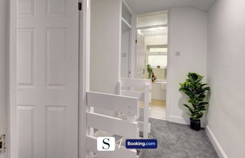 LastMinOffer 10pc Off I A Lovely Executive Home for Families or Contractors I A Lovely Garden and Parking Space I Wifi I Early check-in or Long Term Rates Available I SILVA Short Term Lets 4 out of 5 from over 650 stays - Photo 29