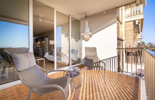 LETS HOLIDAYS Beach front apartment in Gavà Mar, Pine Beach - Photo 6