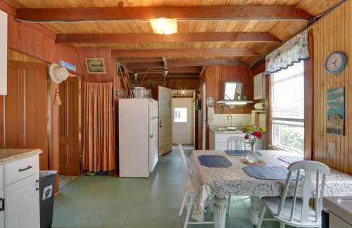 Grandmas Cottage with Sunroom Walk to Beach - Foto 12