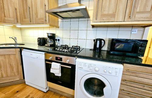 Lovely Ground Floor Home with High Ceiling and a Private Garden with Deck by Earl's Court Station - Photo 12