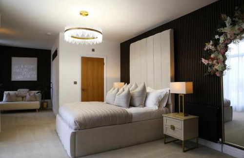 The Ultimate Bride & Hen Complex! Celebrations at The Old Fire Station Canterbury, 3 Homes - Foto 11