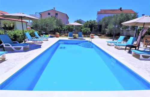 Villa Mendula Trogir - Luxury villa by the beach - heated pool - lush green garden - Photo 26