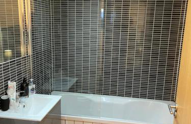 Entire 2 bedroom Beautiful newly furnished flat - Foto 4