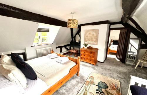 Stylish Tudor Cottage & Hot Tub - Photo 34
